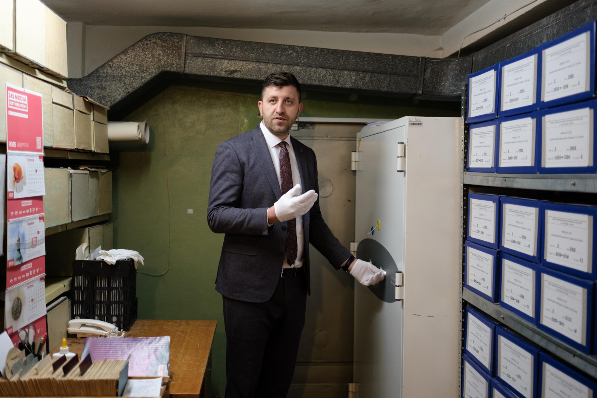 Унікальні кадри Конституції України: як і де зберігають головний документ нації